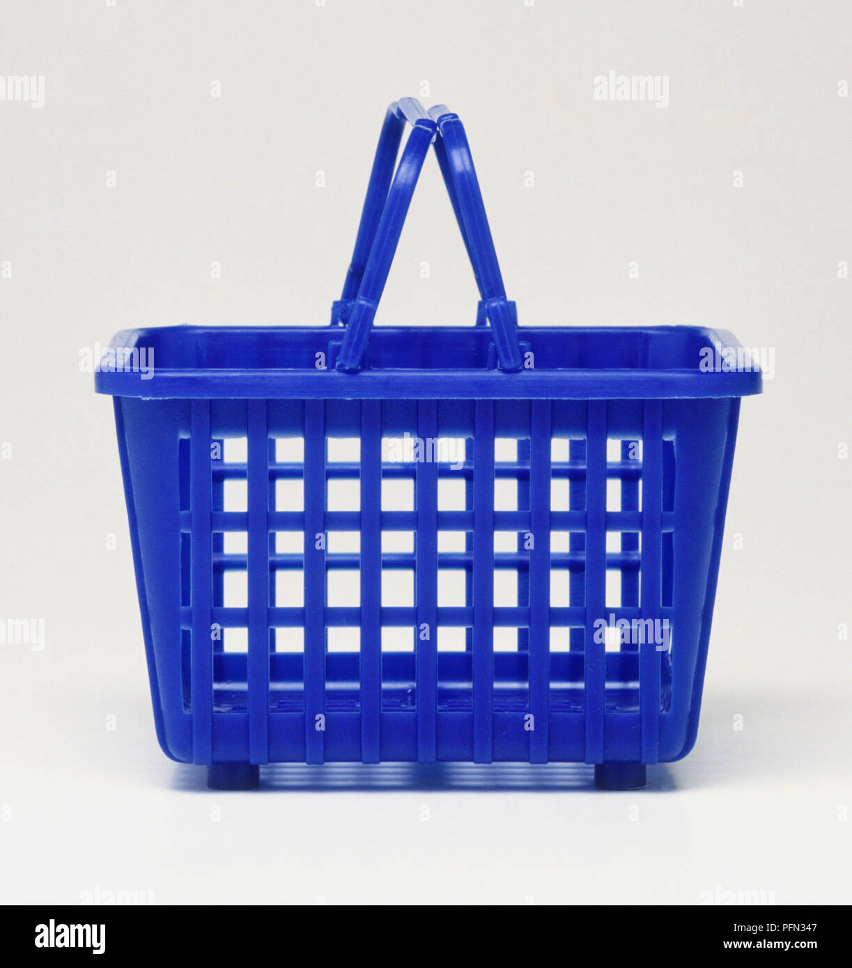 Blue cesto in plastica con disegno regolare di fori, vista laterale. Foto Stock