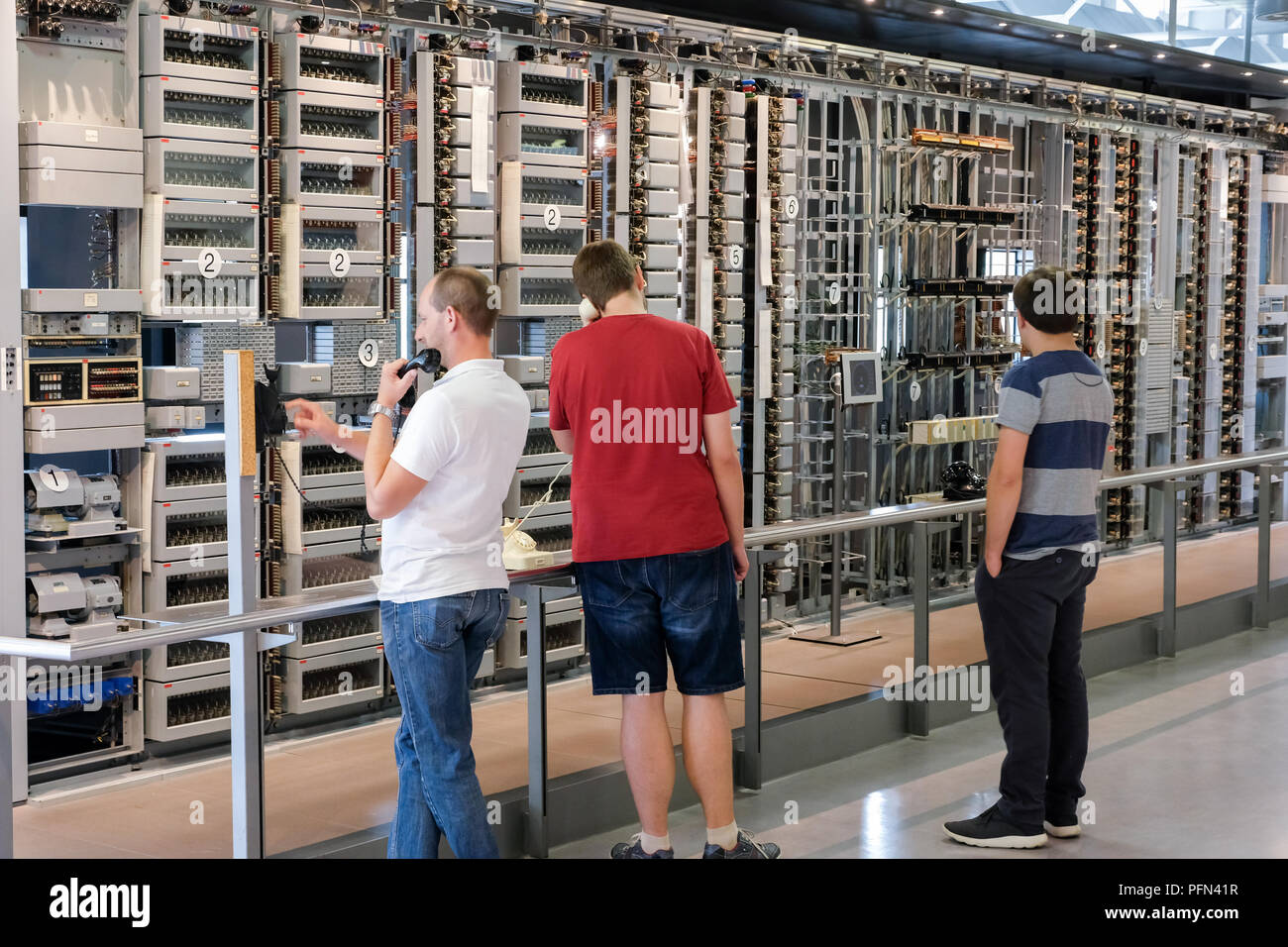 Esposizione di un vecchio telefono automatico scambio a Heinz Nixdorf MuseumsForum (HNF) a Paderborn, Germania Foto Stock