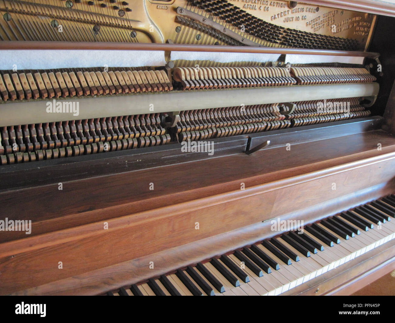 Pianoforte verticale Tastiera e opere interne Foto Stock