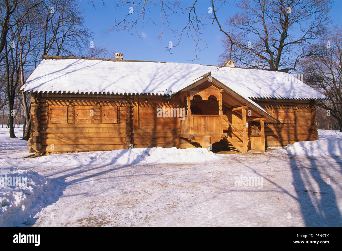 La Russia, Mosca, Pietro il Grande's Cabin costruito per lo zar Pietro il Grande nel 1702, circondato da neve. Foto Stock