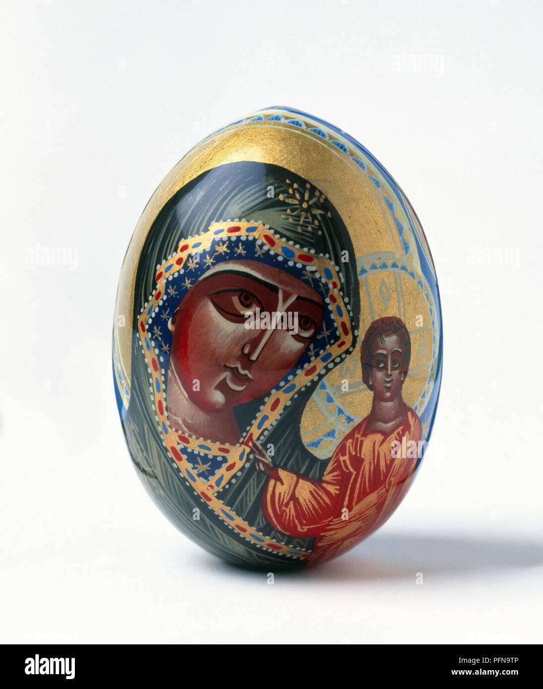 Uovo di Faberge decorate con l immagine della Vergine Maria e il Bambino Gesù, close-up Foto Stock