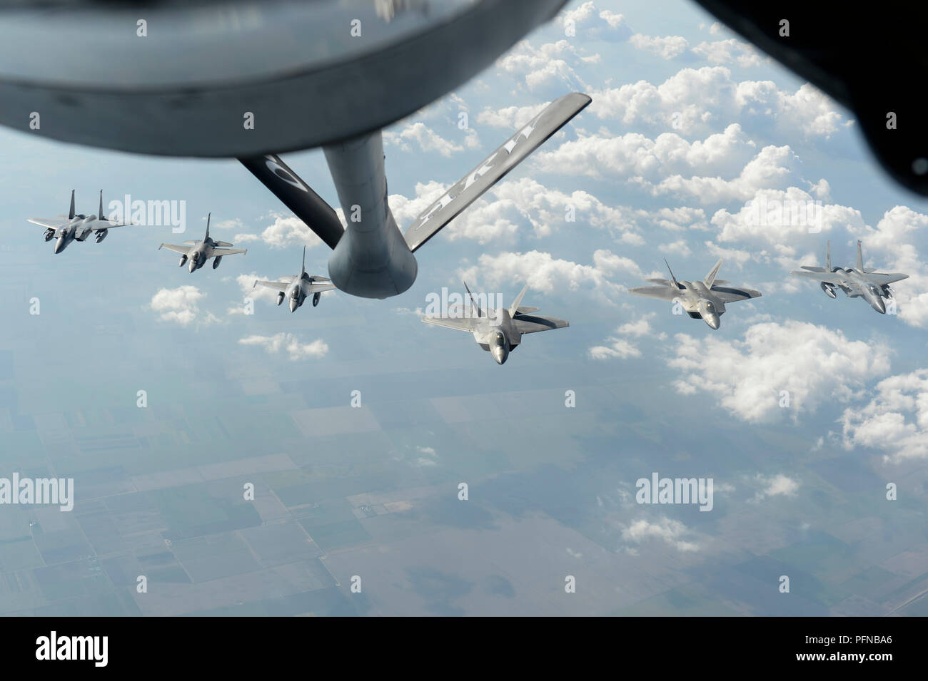 Stati Uniti Air Force F-15C Eagles, F-22 rapaci e il rumeno F-16 Fighting Falcons volare in formazione al di sopra di Bucarest, Romania, 20 Agosto, 2018. F-22s distribuito dalla Germania alle posizioni operative all'interno di altri Stati della NATO unite al fine di massimizzare le opportunità di formazione e rafforzando l'alleanza NATO e scoraggiando aggressione regionale. (U.S. Air Force foto di Senior Airman Alba M. Weber) Foto Stock
