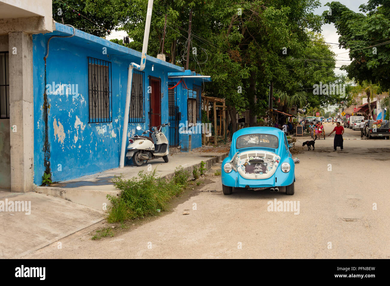 Tulum, Messico - 7 August 2018: Blu Volkswagen maggiolino parcheggiato di fronte a una casa blu. Foto Stock