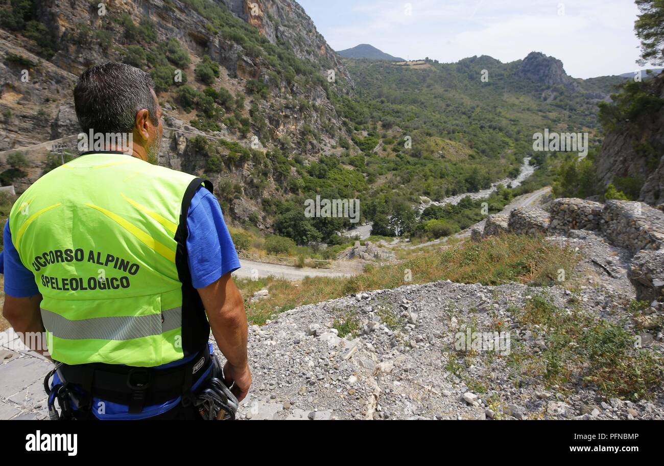 Calabria, Italia. 21 Ago, 2018. Un soccorritore ispeziona la gola dopo diverse persone sono state uccise in un'alluvione nel Parco Nazionale del Pollino, regione Calabria, Italia, Agosto 21, 2018. Tre persone mancanti sono state collocate nelle conseguenze di un'alluvione in Italia meridionale che ha rivendicato la vita 10, servizi di salvataggio ha detto martedì. Credito: Alberto Lingria/Xinhua/Alamy Live News Foto Stock