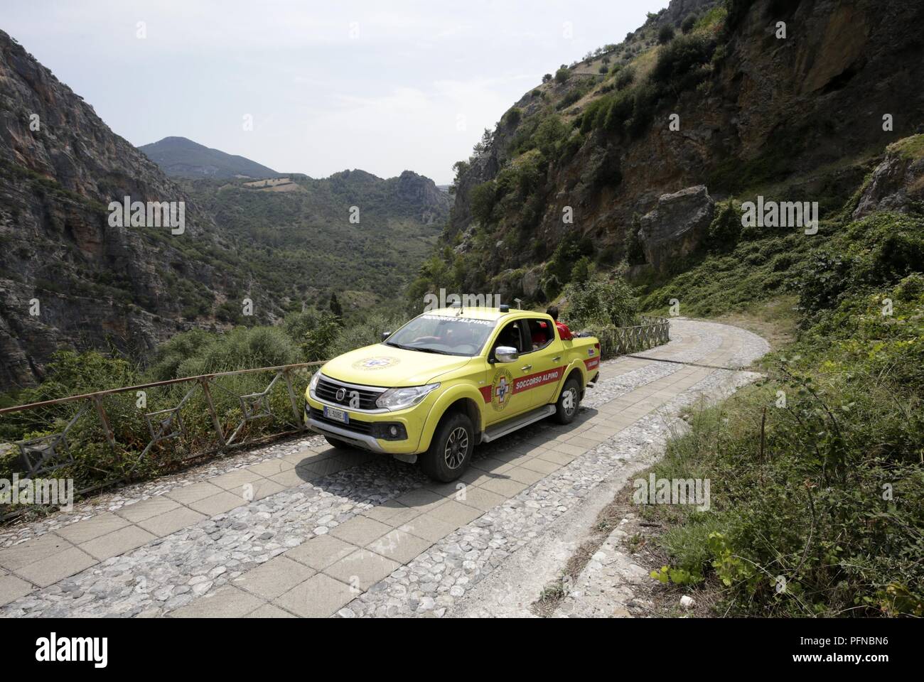 Calabria, Italia. 21 Ago, 2018. Un veicolo di soccorso è visto nella gola dopo diverse persone sono state uccise in un'alluvione nel Parco Nazionale del Pollino, regione Calabria, Italia, Agosto 21, 2018. Tre persone mancanti sono state collocate nelle conseguenze di un'alluvione in Italia meridionale che ha rivendicato la vita 10, servizi di salvataggio ha detto martedì. Credito: Alberto Lingria/Xinhua/Alamy Live News Foto Stock