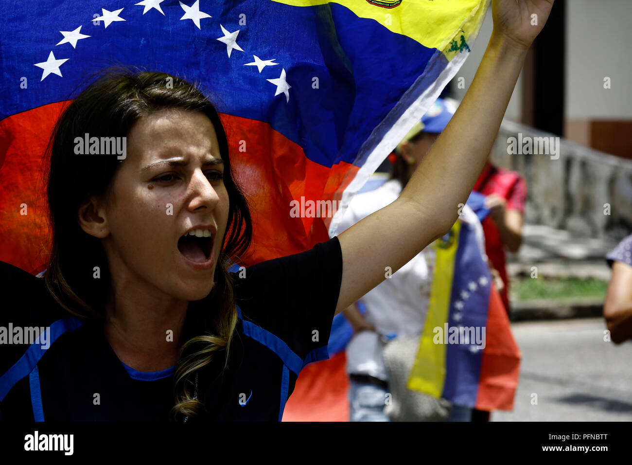 Valencia, Carabobo, Venezuela. 21 Ago, 2018. Una giovane ragazza grida slogan durante una manifestazione di protesta contro le misure economiche imposte dal Presidente venezuelano Nicolás Maduro. Credito: Juan Carlos Hernandez/ZUMA filo/Alamy Live News Foto Stock