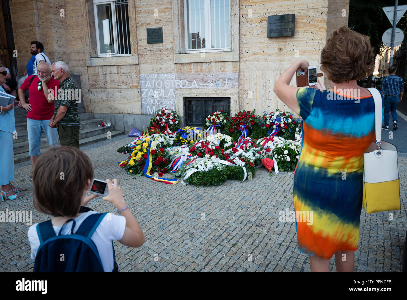 BRATISLAVA, Slovacchia - 21 agosto 2018: persone fotografia lapide a edificio principale dell'Università Comenius (UK) 50 anni dopo l'invasione sovietica in Cecoslovacchia a Bratislava, Slovacchia Credito: Lubos Paukeje/Alamy Live News Foto Stock