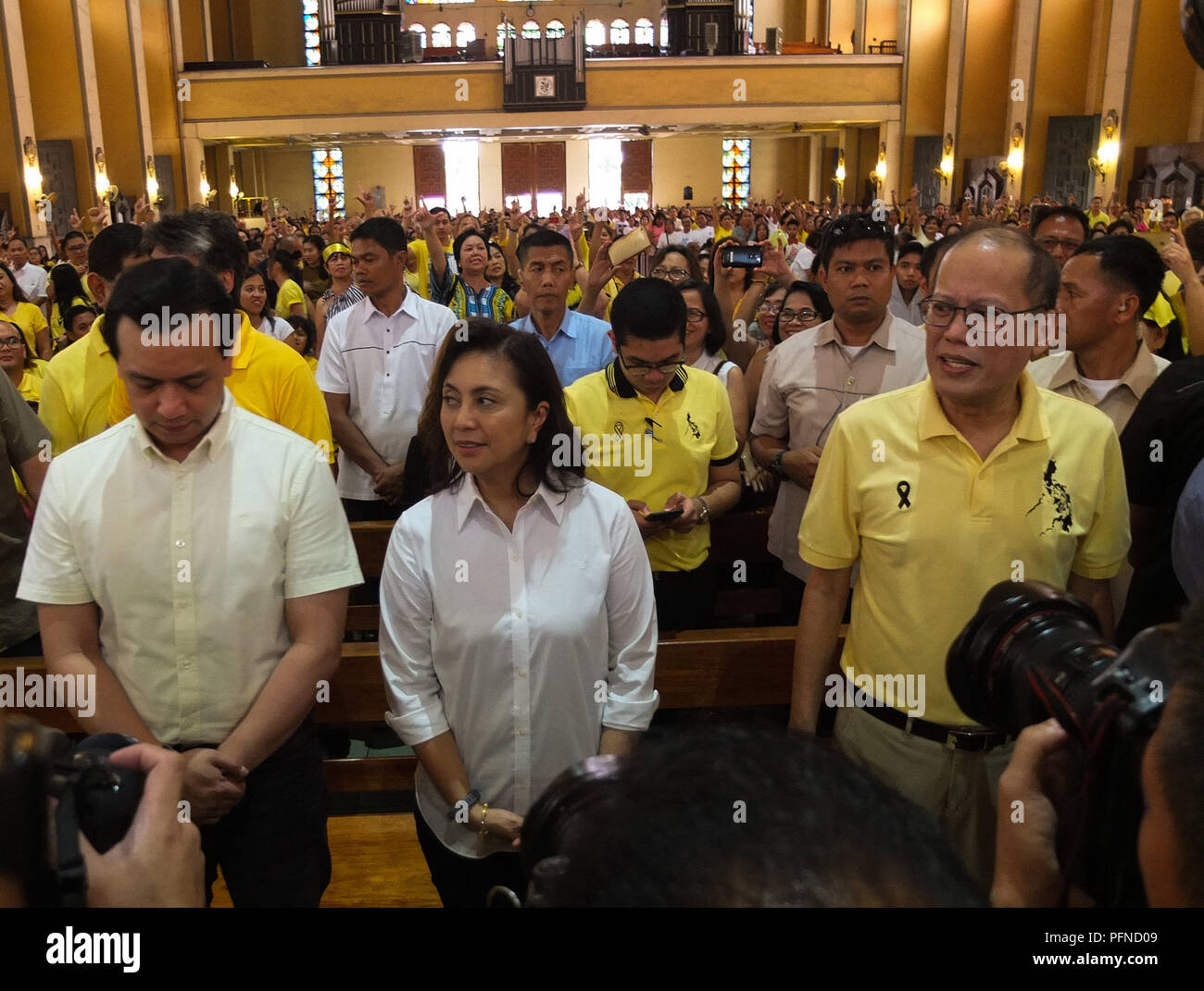Quezon City, Filippine. Il 1° febbraio 2013. L ex Presidente Benigno Aquino Noynoy, Vice Presidente Leni ROBREDO: risultati nei, senatore Antonio Trillanes visto durante la massa.Una chiesa Santa Messa per commemorare il trentacinquesimo anniversario dell assassinio di Benigno () Ninoy Aquino Jr che è stato assassinato il 21 agosto 1983 mentre scendendo le scale di un piano all'Aeroporto Internazionale di Manila. Credito: Josefiel Rivera SOPA/images/ZUMA filo/Alamy Live News Foto Stock
