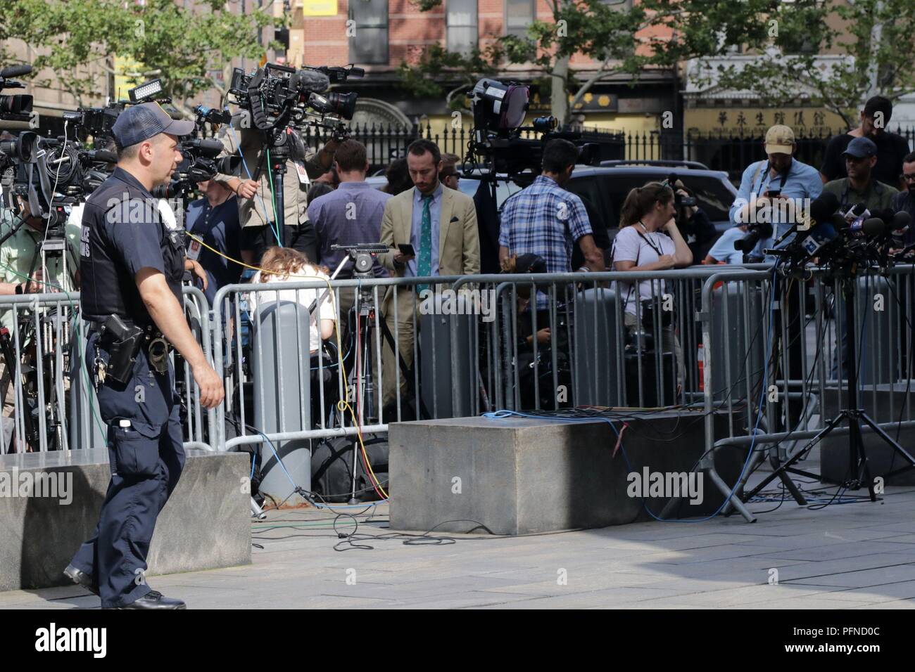 New York, NY, STATI UNITI D'AMERICA. 21 Ago, 2018. Mondo dei media al di fuori del palazzo di giustizia in attesa per la partenza di Donald Trump dell ex avvocato personale MICHAEL COHEN che dichiaro colpevole di otto (8) conta inclusa bank frode, la frode fiscale e la campagna di finanziamento le violazioni in US Federal Court in Manhattan inferiore il 21 agosto 2018. © 2018 G. Ronald Lopez/DigiPixsAgain.us/Alamy Live News Foto Stock