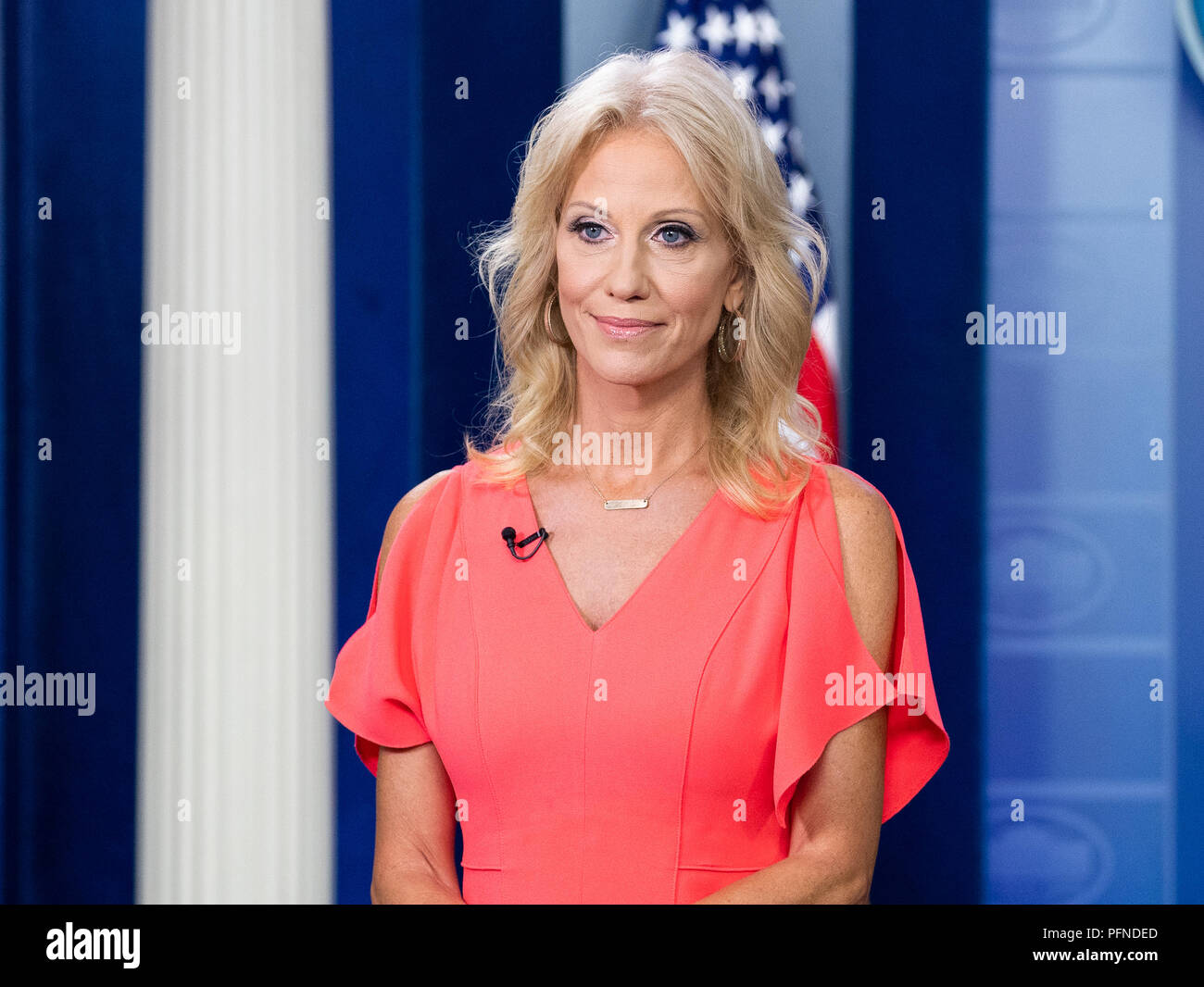 Kellyanne Conway, Consigliere del Presidente, facendo una intervista televisiva alla Casa Bianca Press Briefing Room alla Casa Bianca di Washington il 21 agosto, 2018 Foto Stock