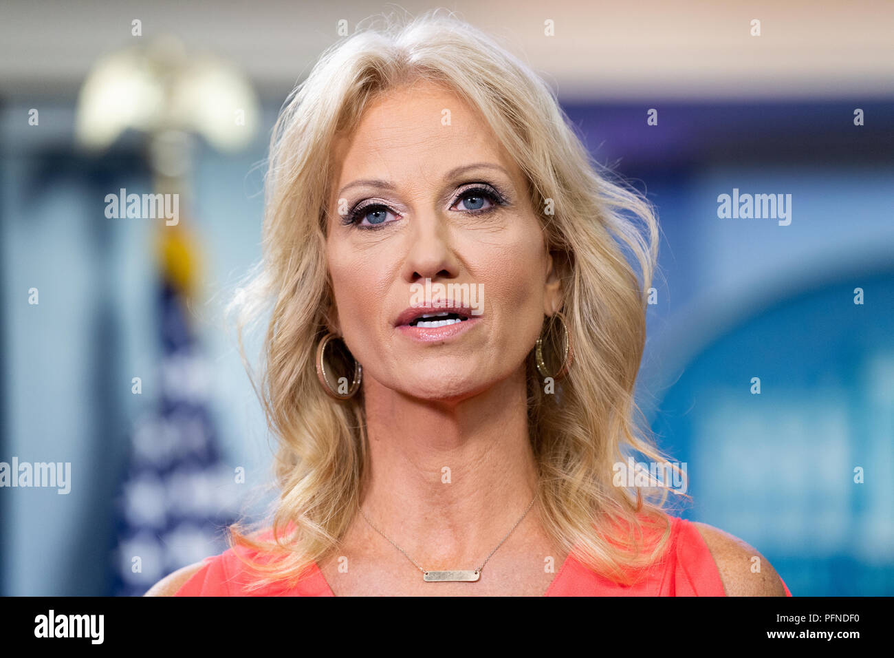 Kellyanne Conway, Consigliere del Presidente, facendo una intervista televisiva alla Casa Bianca Press Briefing Room alla Casa Bianca di Washington il 21 agosto, 2018 Foto Stock