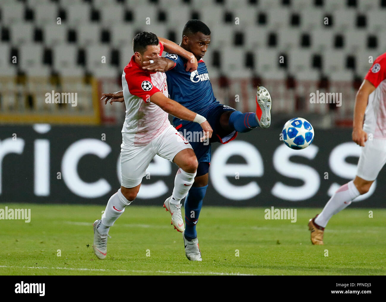 (180822) -- Belgrado (Serbia), Agosto 22, 2018 (Xinhua) -- Salzburg's Zlatko Junuzovic (L) con vies Crvena Zvezda's Jonathan Cafu durante la prima gamba della UEFA Champions League Play-off partita di calcio tra Crvena Zvezda e di Salisburgo a Belgrado in Serbia il 21 agosto 2018. La partita si è conclusa in un 0-0. (Xinhua/Predrag Milosavljevic) Credito: Predrag Milosavljevic/Xinhua/Alamy Live News Foto Stock