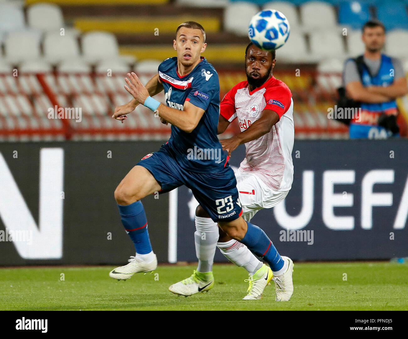 (180822) -- Belgrado (Serbia), Agosto 22, 2018 (Xinhua) -- Crvena Zvezda di Milano di Rodic (L) vies con Salisburgo's Reinhold Yabo durante la prima gamba della UEFA Champions League Play-off partita di calcio tra Crvena Zvezda e di Salisburgo a Belgrado in Serbia il 21 agosto 2018.La partita si è conclusa in un 0-0. (Xinhua/Predrag Milosavljevic) Credito: Predrag Milosavljevic/Xinhua/Alamy Live News Foto Stock