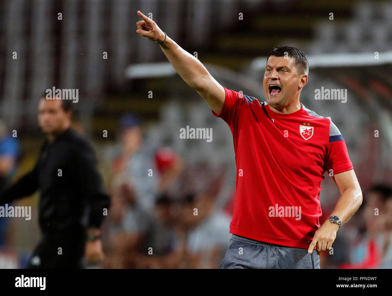 (180822) -- Belgrado (Serbia), Agosto 22, 2018 (Xinhua) -- Crvena Zvezda la testa cocah Vladan Milojevic gesti durante la prima gamba della UEFA Champions League Play-off partita di calcio tra Crvena Zvezda e di Salisburgo a Belgrado in Serbia il 21 agosto 2018. La partita si è conclusa in un 0-0. (Xinhua/Predrag Milosavljevic) Credito: Predrag Milosavljevic/Xinhua/Alamy Live News Foto Stock