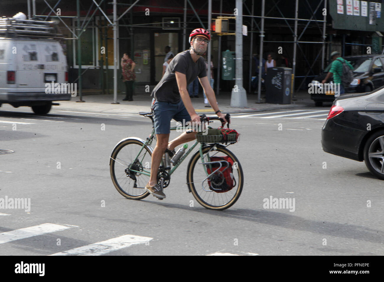 Brooklyn, New York, Stati Uniti d'America. 21 Ago, 2018. Sindaco di New York City Bill De Blasio lungo con NYC Commissario dei Trasporti Polly Trottenberg, New York City i membri del consiglio di Antonio Reynoso, Stephen Levin e Ydanis Rodriguez Partecipa a conferenza stampa e offre commento sul treno l arresto del piano di mitigazione il 21 agosto 2018 nella sezione Bushwick di Brooklyn, New York. Credito: Mpi43/media/punzone Alamy Live News Foto Stock