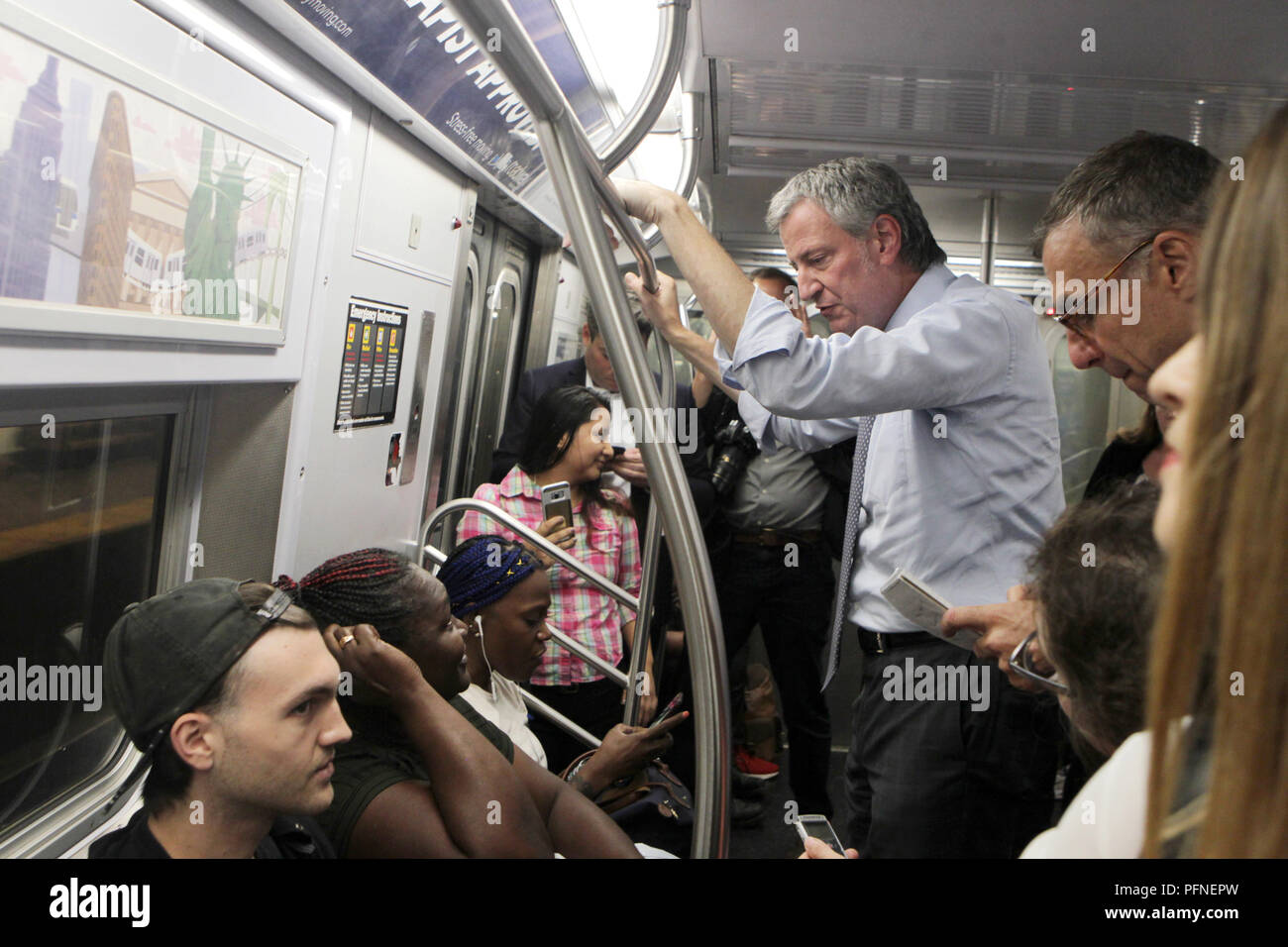 Brooklyn, New York, Stati Uniti d'America. 21 Ago, 2018. Sindaco di New York City Bill De Blasio lungo con NYC Commissario dei Trasporti Polly Trottenberg, New York City i membri del consiglio di Antonio Reynoso, Stephen Levin e Ydanis Rodriguez Partecipa a conferenza stampa e offre commento sul treno l arresto del piano di mitigazione il 21 agosto 2018 nella sezione Bushwick di Brooklyn, New York. Credito: Mpi43/media/punzone Alamy Live News Foto Stock