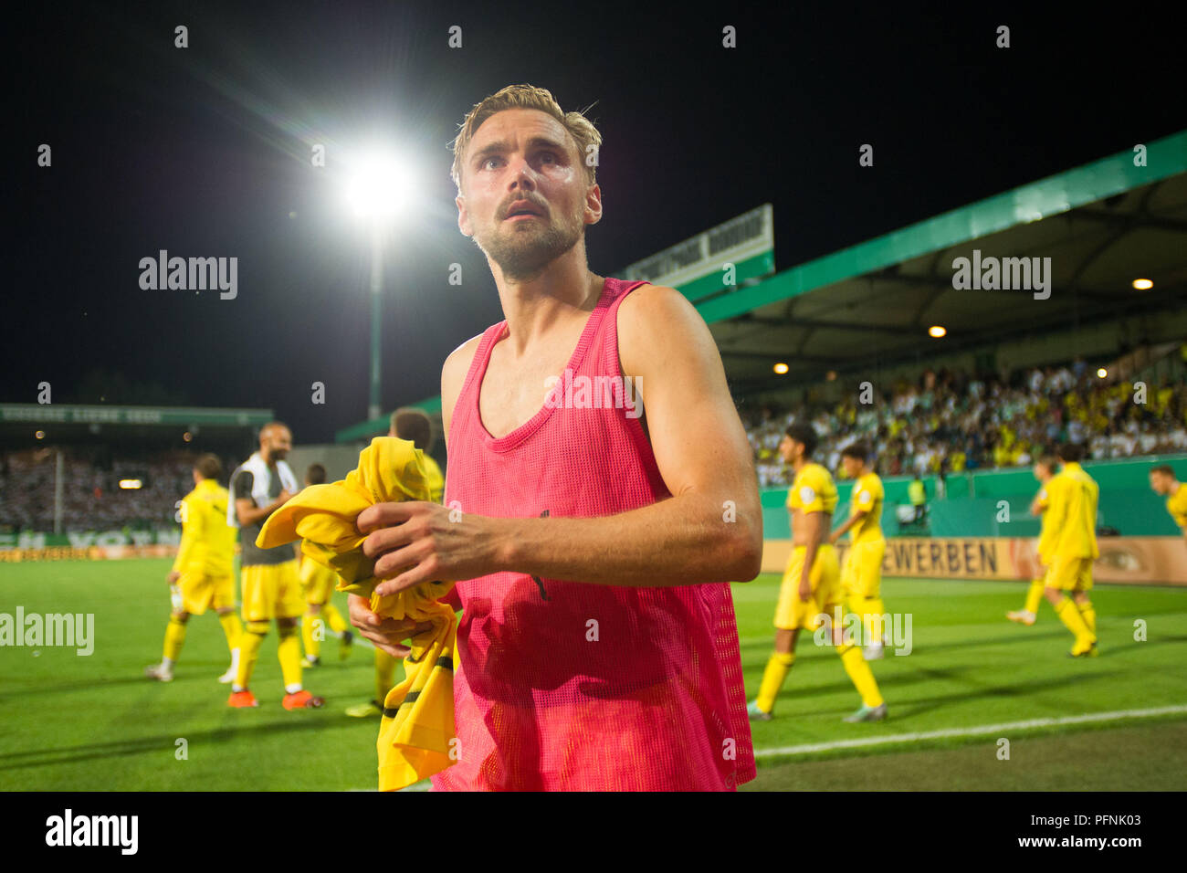 Marcel SCHMELZER (DO) vuole dare il suo jersey per i tifosi, giubilo, allegria, tifo, gioia, entusiasmo, celebrare, finale di giubilo, mezza figura, mezza figura, calcio, DFB Pokal, primo girone principale, Greuther Furth (FUE) - Borussia Dortmund () 1: 2 nV su 20.08.2018 in Fuerth/Germania. | Utilizzo di tutto il mondo Foto Stock