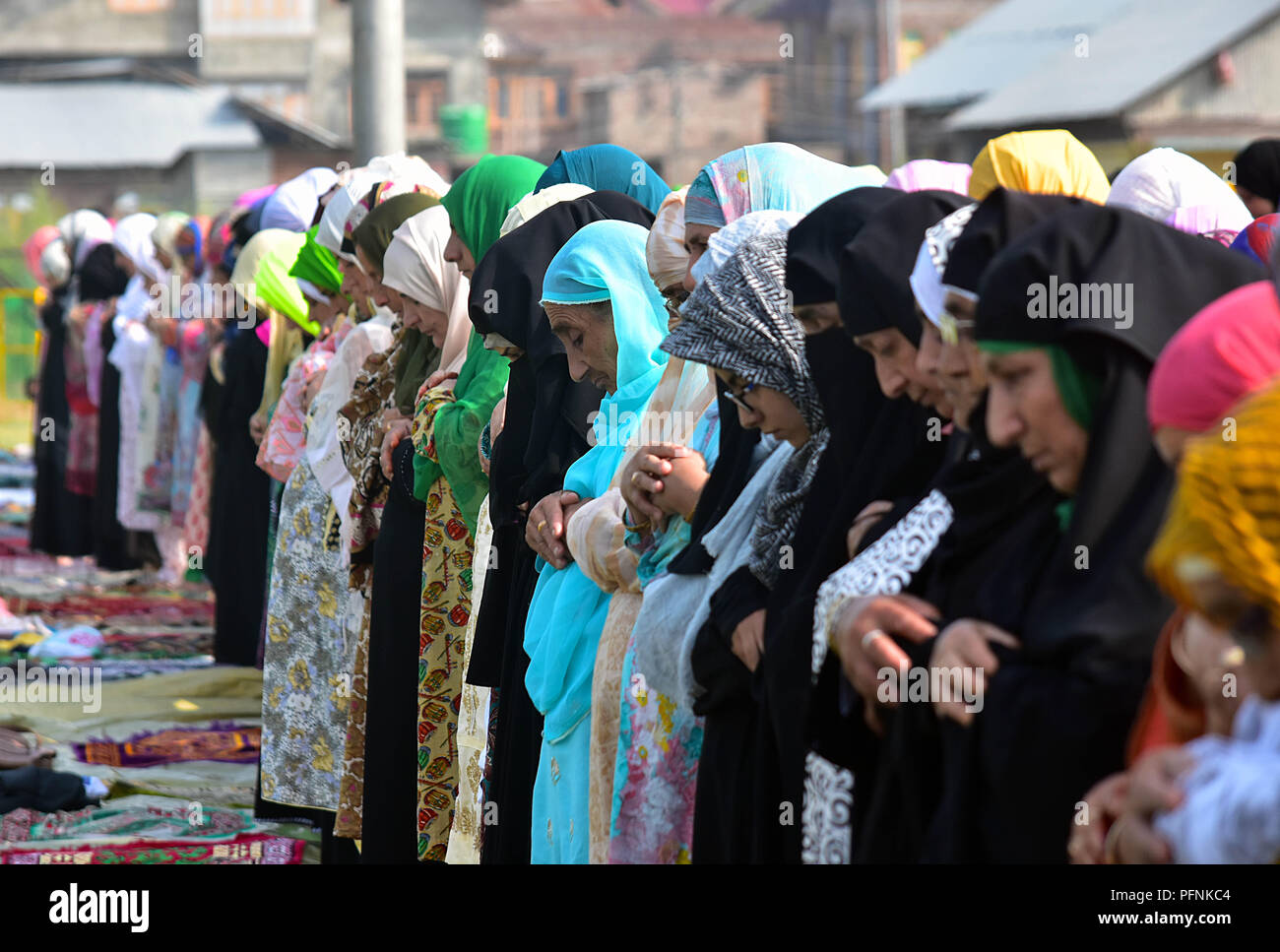 Srinagar, Jammu e Kashmir. Il 22 agosto, 2018. Le donne musulmane eseguire Eid al-Adha preghiera durante l'Eid al-Adha vacanze a Srinagar, la capitale estiva della controllata indiana del Kashmir, il 22 agosto 2018. Credito: Faisal Khan/ZUMA filo/Alamy Live News Foto Stock