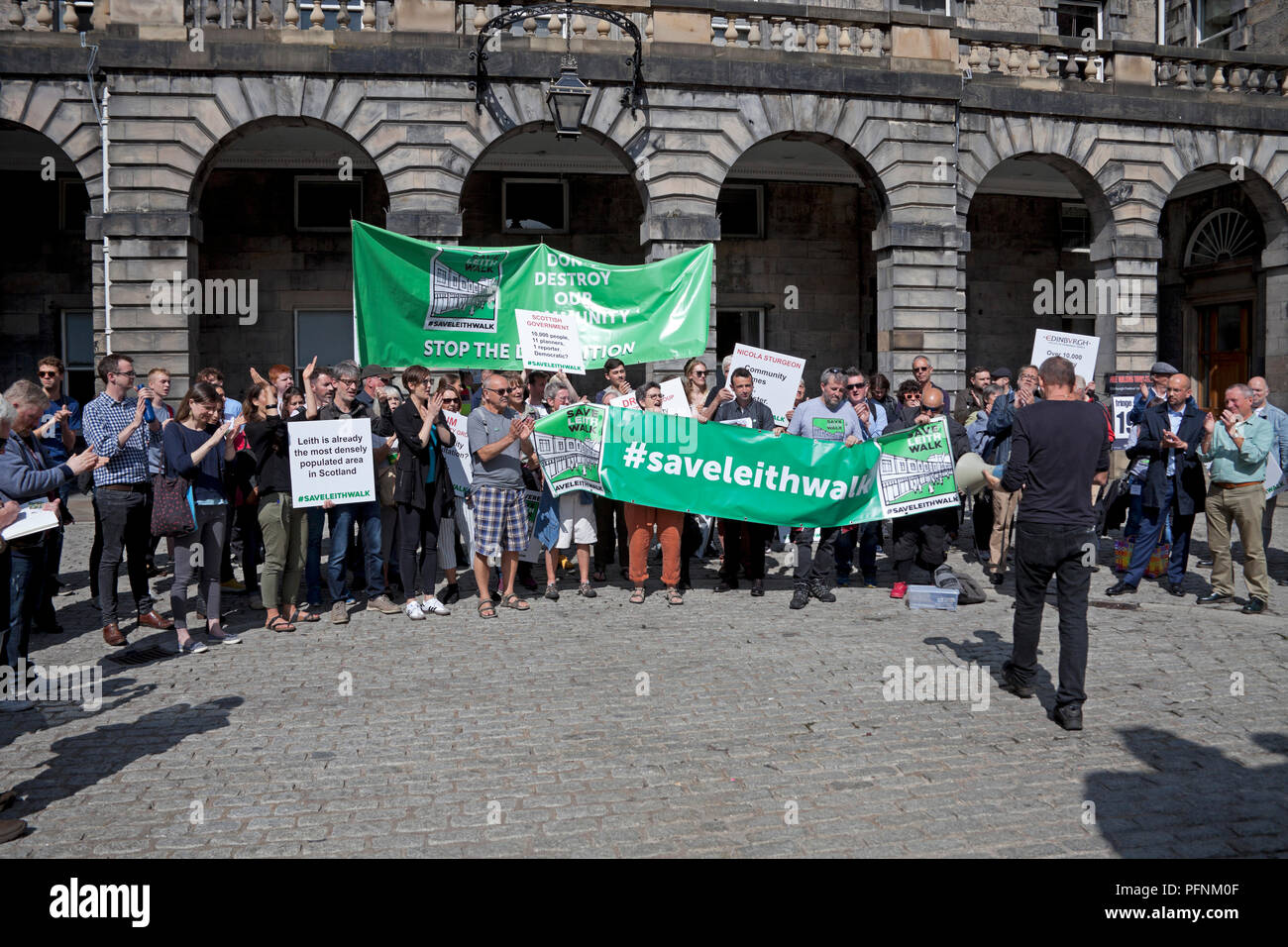 Edimburgo, Scozia, Regno Unito 22 agosto 2018. Uffici City Chambers. Gli attivisti contro un progetto di sviluppo di 50 milioni di £a Leith hanno consegnato una petizione con più di 10.000 firme al comitato di pianificazione del consiglio comunale presso le City Chambers on the Royal Mile. "Save Leith Walk" è una campagna pubblica di base per prevenire la demolizione dell'edificio in arenaria e influenzare ciò che è costruito sul sito. Foto Stock