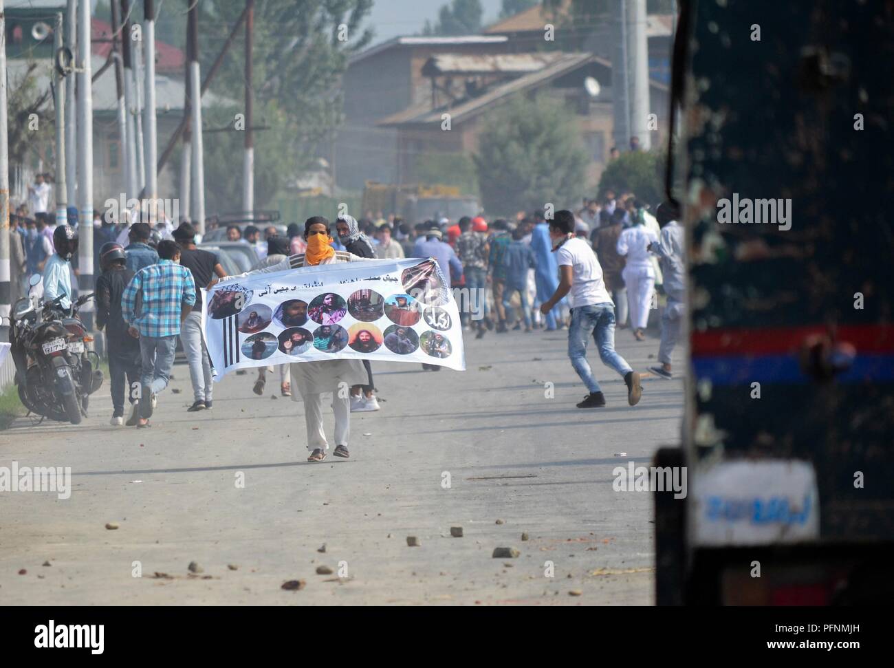 Agosto 22, 2018 - Srinagar, J&K, - un manifestante visto tenendo un banner durante gli scontri.Il festival del-l'Eid Al Adha è stato celebrato con fervore religioso in Jammu e Kashmir. I musulmani da tutti i sentieri della vita fatta di un beeline per Eidgahs (preghiera massa) e moschee di offrire Eid preghiere. Scontri scoppiati tra dimostranti del Kashmir e le forze di sicurezza in alcune parti della valle del Kashmir immediatamente dopo l'Eid preghiere si è concluso che protestavano contro la regola di indiani. Credito: Saqib Majeed SOPA/images/ZUMA filo/Alamy Live News Foto Stock