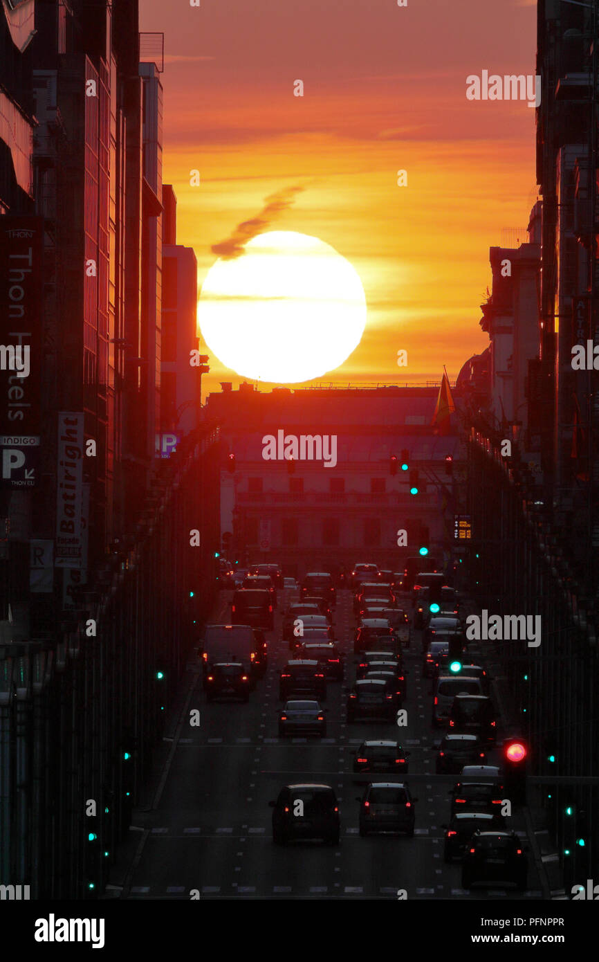 Bruxelles. Il 22 agosto, 2018. Foto scattata su agosto 22, 2018 mostra una vista del tramonto su una strada a Bruxelles, in Belgio. Bruxelles ha testimoniato il mercoledì un fenomeno analogo al Manhattanhenge, che si riferisce ad un evento durante il quale il sole al tramonto o il Rising Sun è allineato con l'est-ovest strade della main street griglia di Manhattan, New York City. Credito: Zheng Huansong/Xinhua/Alamy Live News Foto Stock