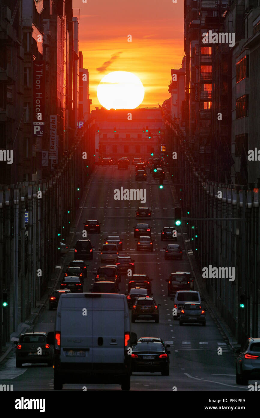 Bruxelles. Il 22 agosto, 2018. Foto scattata su agosto 22, 2018 mostra una vista del tramonto su una strada a Bruxelles, in Belgio. Bruxelles ha testimoniato il mercoledì un fenomeno analogo al Manhattanhenge, che si riferisce ad un evento durante il quale il sole al tramonto o il Rising Sun è allineato con l'est-ovest strade della main street griglia di Manhattan, New York City. Credito: Zheng Huansong/Xinhua/Alamy Live News Foto Stock