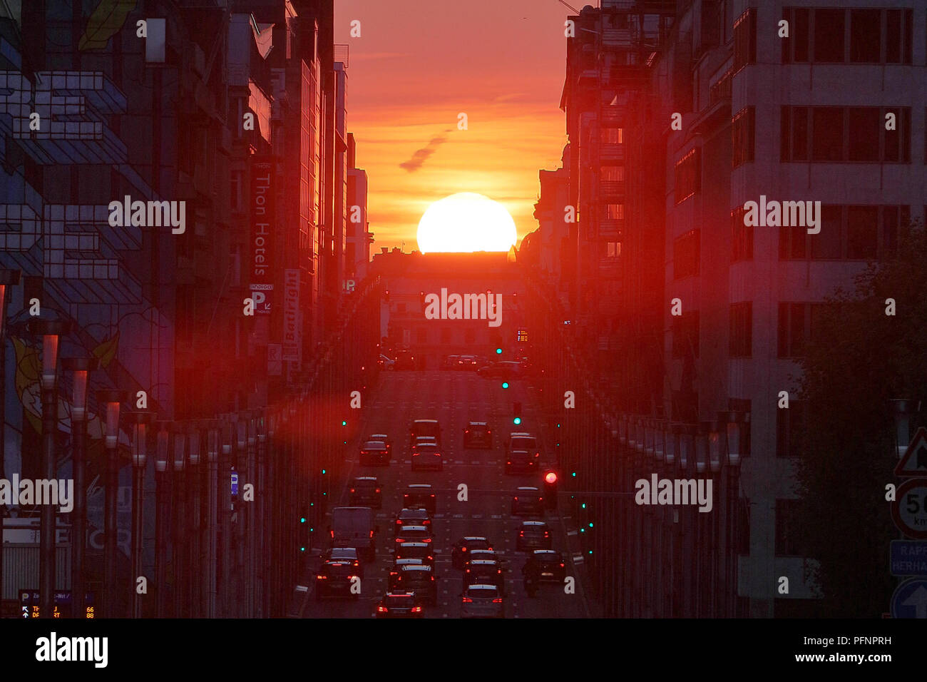 Bruxelles. Il 22 agosto, 2018. Foto scattata su agosto 22, 2018 mostra una vista del tramonto su una strada a Bruxelles, in Belgio. Bruxelles ha testimoniato il mercoledì un fenomeno analogo al Manhattanhenge, che si riferisce ad un evento durante il quale il sole al tramonto o il Rising Sun è allineato con l'est-ovest strade della main street griglia di Manhattan, New York City. Credito: Zheng Huansong/Xinhua/Alamy Live News Foto Stock