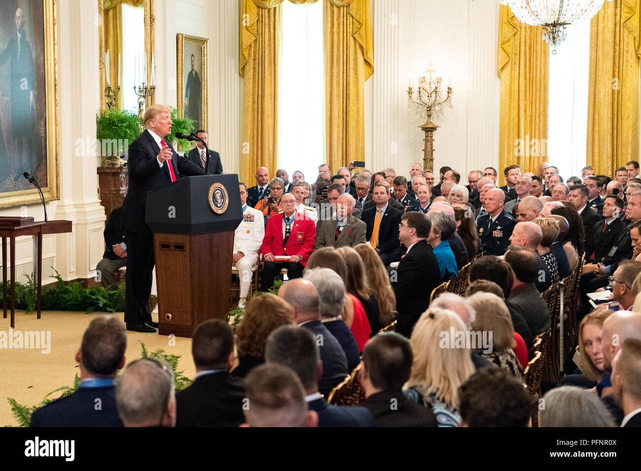 Washington DC, Stati Uniti d'America. Il 22 agosto, 2018. Medal of Honor cerimonia con presidente Donald Trump presentando la medaglia d'onore al tardo Sgt. John A. Chapman in Oriente camera presso la Casa Bianca di Washington, DC, Agosto 22, 2018 Credit: Michael Brochstein/Alamy Live News Foto Stock