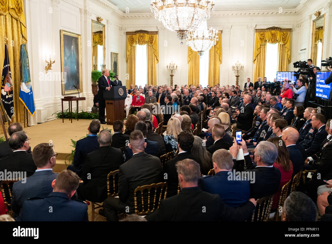 Washington DC, Stati Uniti d'America. Il 22 agosto, 2018. Medal of Honor cerimonia con presidente Donald Trump presentando la medaglia d'onore al tardo Sgt. John A. Chapman in Oriente camera presso la Casa Bianca di Washington, DC, Agosto 22, 2018 Credit: Michael Brochstein/Alamy Live News Foto Stock