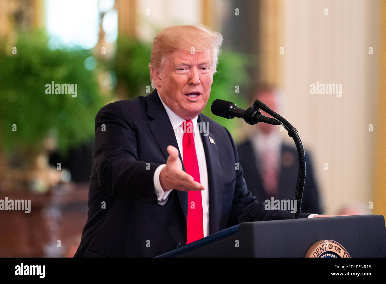 Washington DC, Stati Uniti d'America. Il 22 agosto, 2018. Medal of Honor cerimonia con presidente Donald Trump presentando la medaglia d'onore al tardo Sgt. John A. Chapman in Oriente camera presso la Casa Bianca di Washington, DC, Agosto 22, 2018 Credit: Michael Brochstein/Alamy Live News Foto Stock