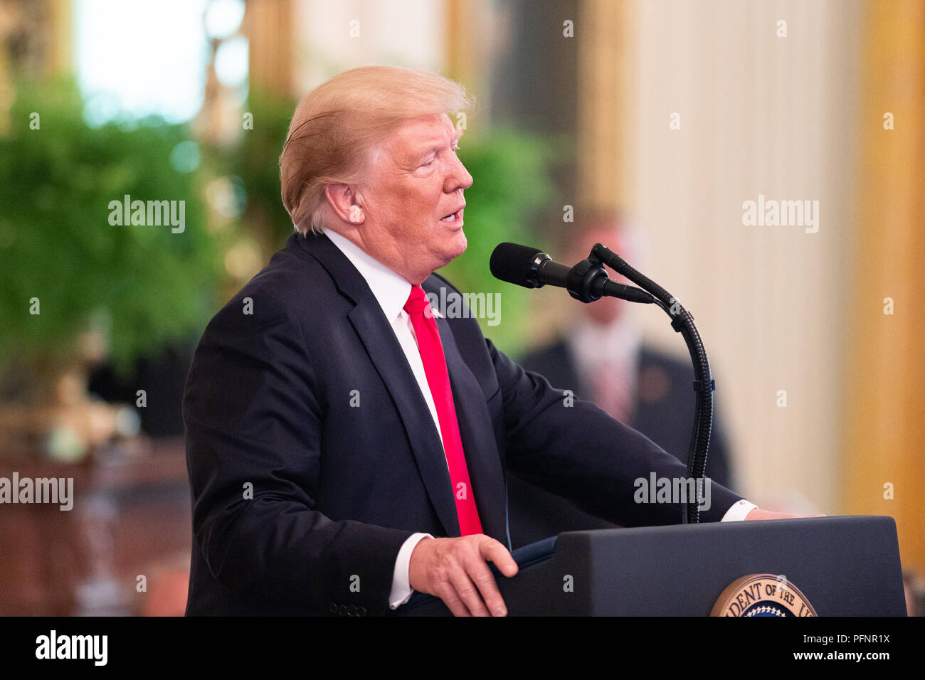 Washington DC, Stati Uniti d'America. Il 22 agosto, 2018. Medal of Honor cerimonia con presidente Donald Trump presentando la medaglia d'onore al tardo Sgt. John A. Chapman in Oriente camera presso la Casa Bianca di Washington, DC, Agosto 22, 2018 Credit: Michael Brochstein/Alamy Live News Foto Stock