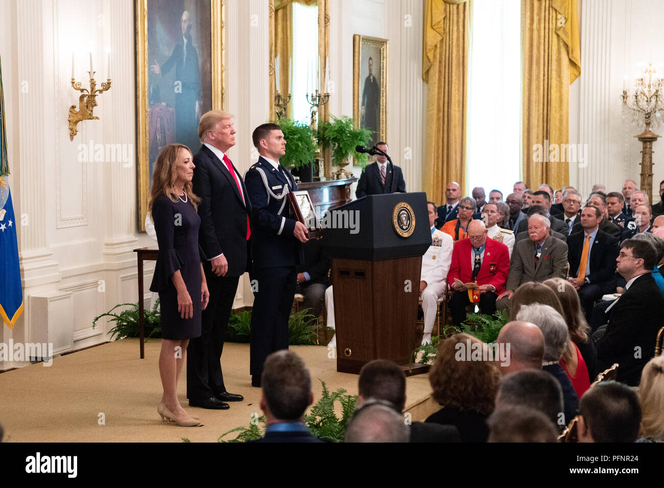 Washington DC, Stati Uniti d'America. Il 22 agosto, 2018. Medal of Honor cerimonia con presidente Donald Trump presentando la medaglia d'onore al tardo Sgt. John A. Chapman in Oriente camera presso la Casa Bianca di Washington, DC, Agosto 22, 2018 Credit: Michael Brochstein/Alamy Live News Foto Stock