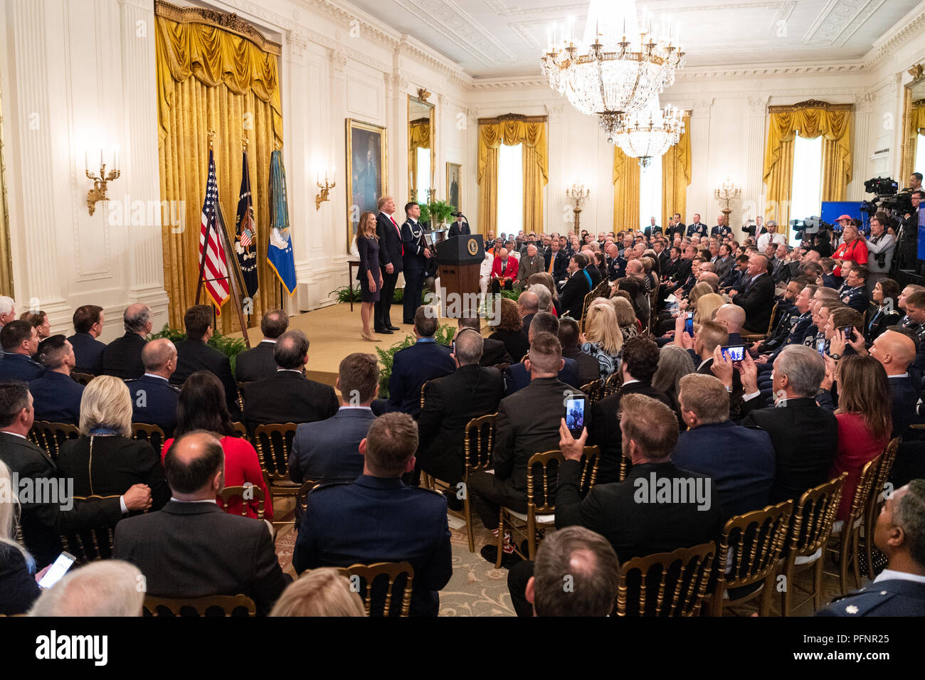 Washington DC, Stati Uniti d'America. Il 22 agosto, 2018. Medal of Honor cerimonia con presidente Donald Trump presentando la medaglia d'onore al tardo Sgt. John A. Chapman in Oriente camera presso la Casa Bianca di Washington, DC, Agosto 22, 2018 Credit: Michael Brochstein/Alamy Live News Foto Stock