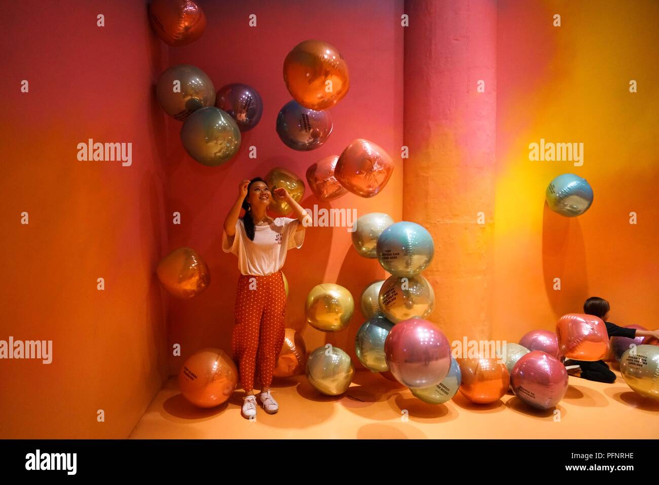 New York, Stati Uniti d'America. Il 22 agosto, 2018. Le persone hanno divertimento con attività interattive per il colore in fabbrica a New York, gli Stati Uniti, il 22 agosto, 2018. La fabbrica di colore è interattivo di un pop-up a tema colore mostra d'arte a New York e durerà fino al 7 settembre 30. Credito: Lin Bilin/Xinhua/Alamy Live News Foto Stock