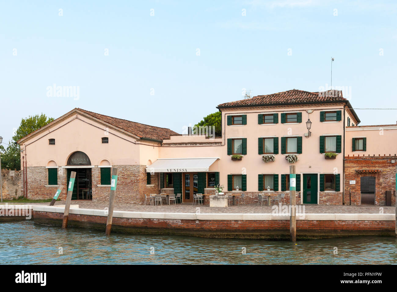 Ingresso, bar e degustazione di vino locale della cantina Venissa, Mazzorbo Isola, Venezia, Veneto, in Italia la produzione di vini del Veneto Dorona uva (g Foto Stock