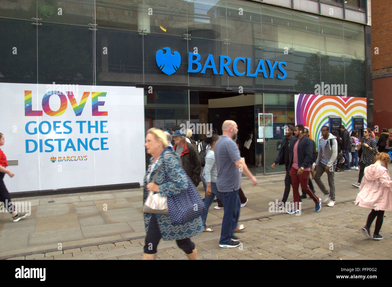 Barclays Bank in Market Street, Manchester, mostra il supporto per Manchester LGBT orgoglio, che si svolge dal 24 al 27 agosto. Foto Stock