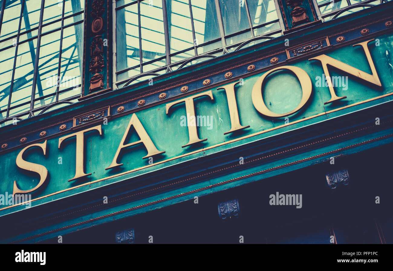 Grungy segno a una British Railway Station (stazione centrale di Glasgow) Foto Stock