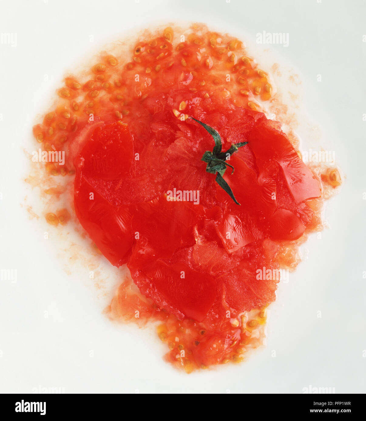 Pomodoro schiacciato su una piastra, vista da sopra Foto Stock