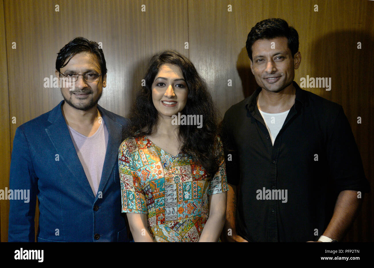 Kolkata, India. 21 Ago, 2018. Attore Subrata Dutta, Amrita Chattopadhya e Indraniel Sengupta (da sinistra a destra) posa per foto durante il pranzo del rimorchio di film multilingue III botti di fumare. Filmato multilingue III fumatori botti rimorchio il pranzo presso il City hotel. Credito: Saikat Paolo/Pacific Press/Alamy Live News Foto Stock