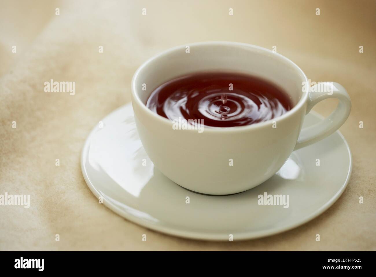 Tazza di lamponi tè a foglia Foto Stock
