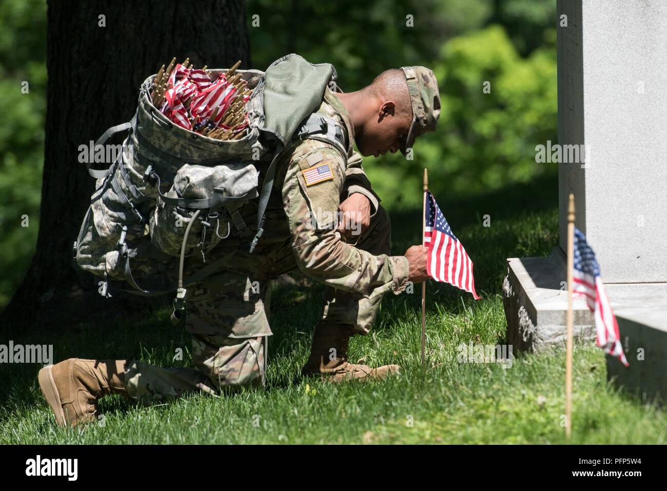 I soldati assegnati al 3D U.S. Reggimento di Fanteria (la vecchia guardia), partecipare a "bandiere In" presso il Cimitero Nazionale di Arlington in Arlington, Virginia, 24 maggio, 2018. Durante "bandiere in" della vecchia guardia onori America's eroi caduti ponendo una bandiera americana a ciascun recinto per i membri del servizio interrato a ANC. Foto Stock