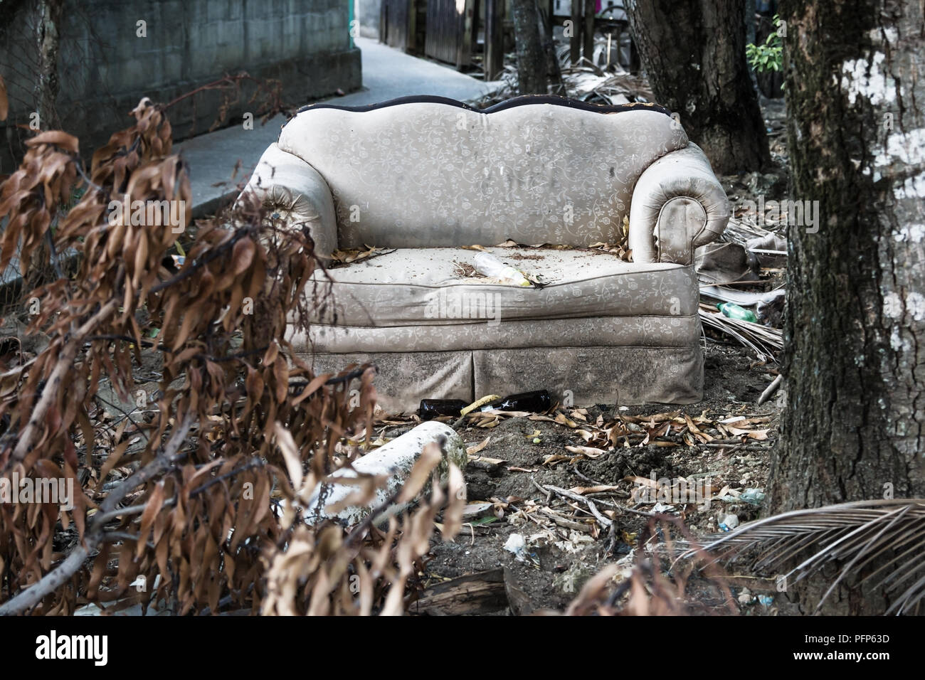Abadoned lettino con cestino in giardino a secco in Utila, Honduras, America Centrale Foto Stock