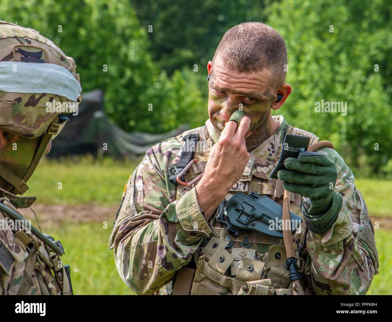 Stati Uniti Esercito comando delle forze di comando del Sgt. Il Mag. Michael A. Grinston applica faccia camouflage vernice a Ft. Campbell, 22 maggio. Grinston visitato diversi siti sul post come il PFC. Milton A. Lee soldato per la vita - Transizione Programma Assistenza Centro, i militari la vita della famiglia consulente finanziario Centro consultivo, il 1 ° brigata Team di combattimento dining facility, Il Sabalauski Air Assault Scuola e il personale Sgt. John W. Kreckle NCO Academy. Grinston ha anche preso del tempo per osservare la società live fire esercizio di E SOCIETÀ, 2° Battaglione, 506th Reggimento di Fanteria, 3° Brigata Team di combattimento, 101st Airborne Div Foto Stock