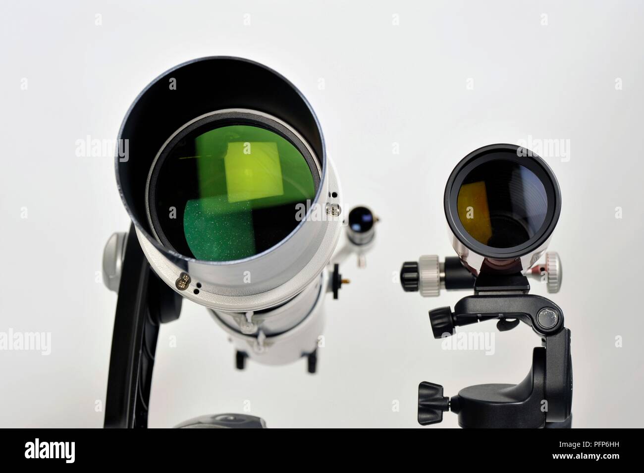 Due lenti telescopiche con differenti dimensioni delle aperture, 120 mm e 66 mm Foto Stock