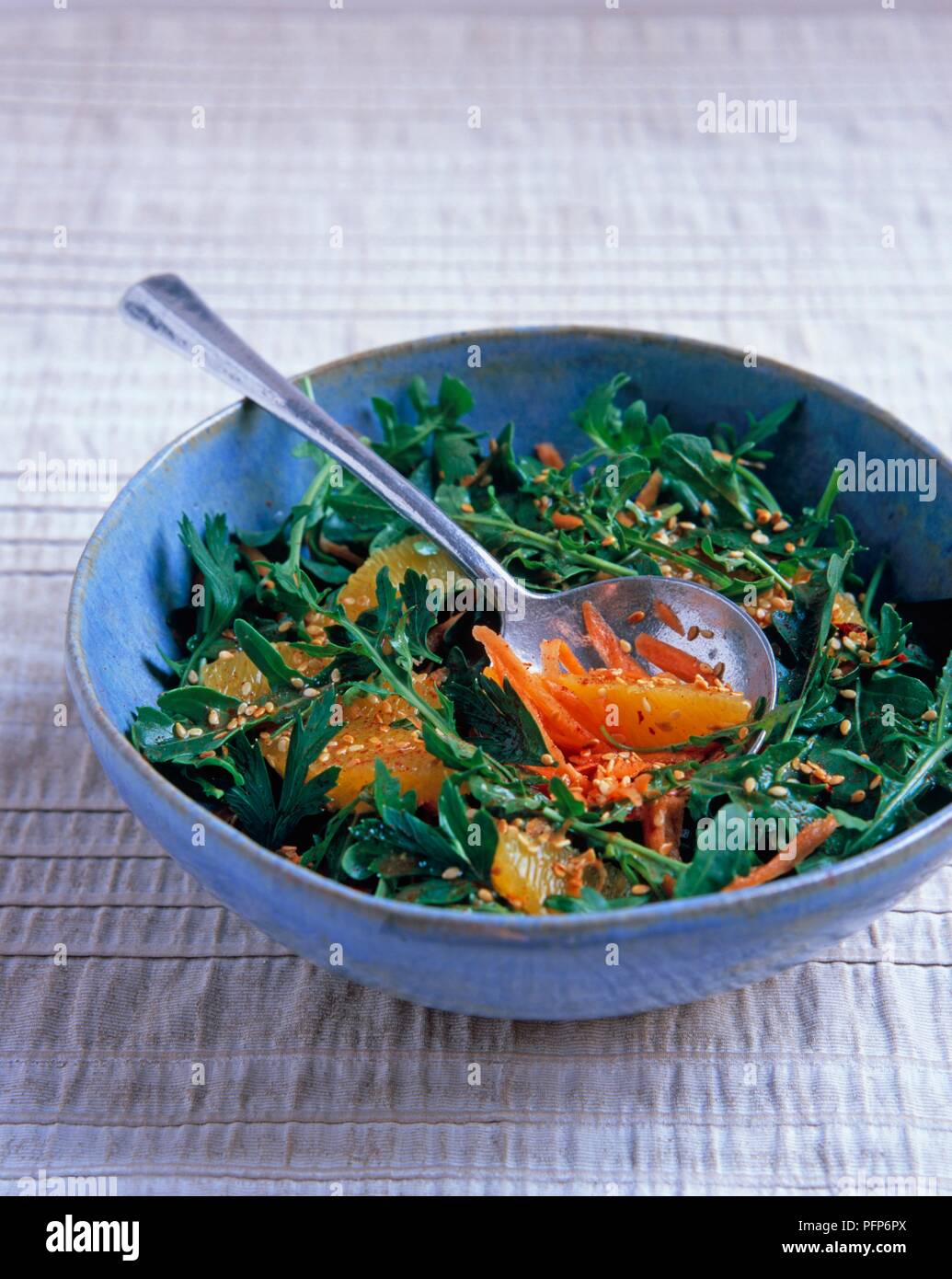 Razzo marocchino, carota e l'insalata di arance con la paprika di spogliatoio e di semi di sesamo Foto Stock