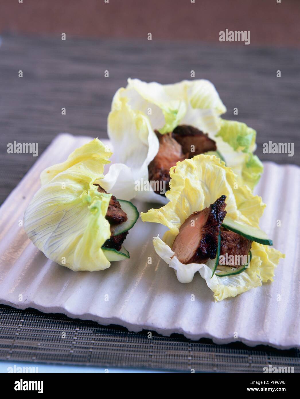 Char Siew, Cinese di maiale barbecue su foglie di lattuga Foto Stock