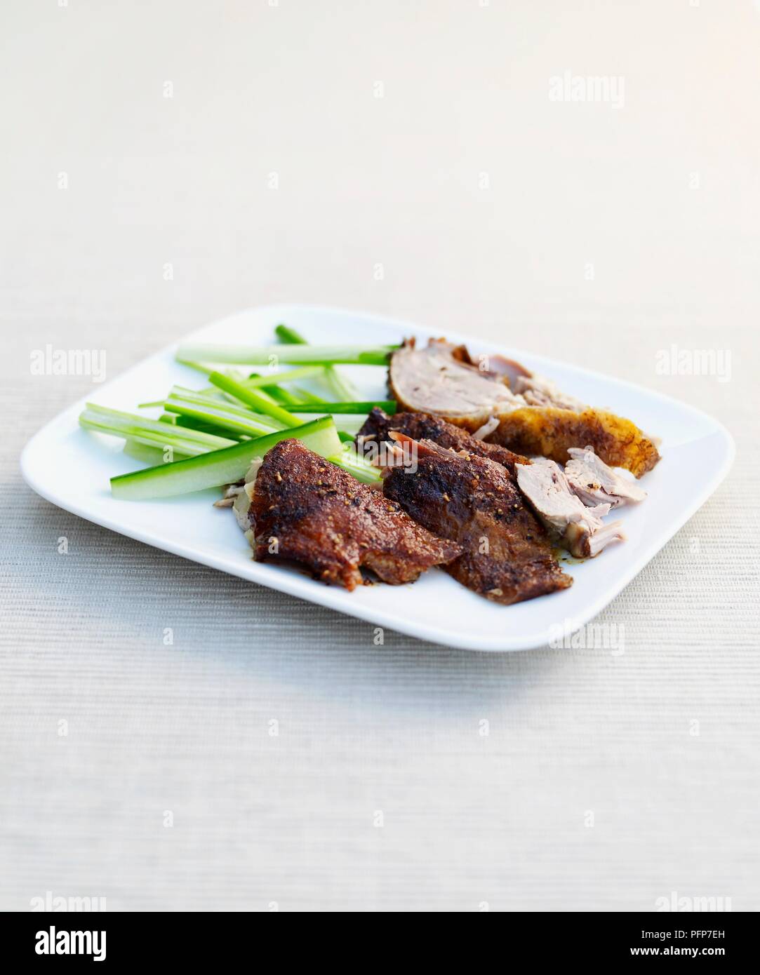 Croccante anatra cinese con le verdure su una piastra Foto Stock