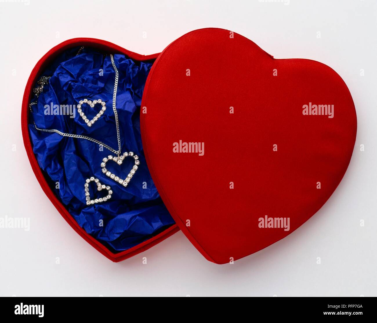 Diamond forma di cuore collana e orecchini in blu e rosso forma di cuore portagioie Foto Stock