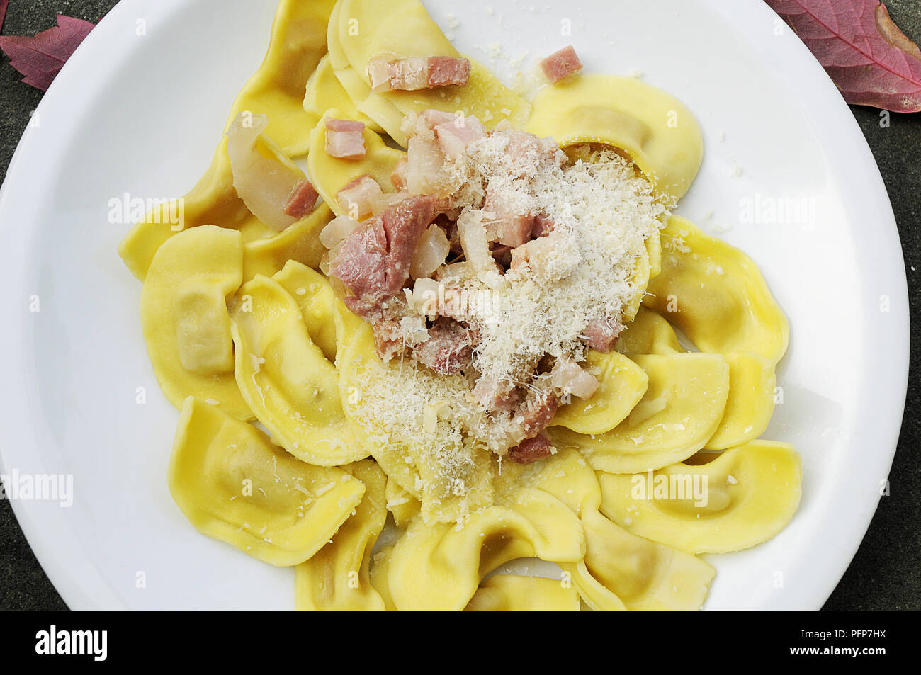 Casoncelli, ravioli ripieni di pacchi con la salsiccia di carne, un piatto tipico della regione Lombardia, Italia Foto Stock