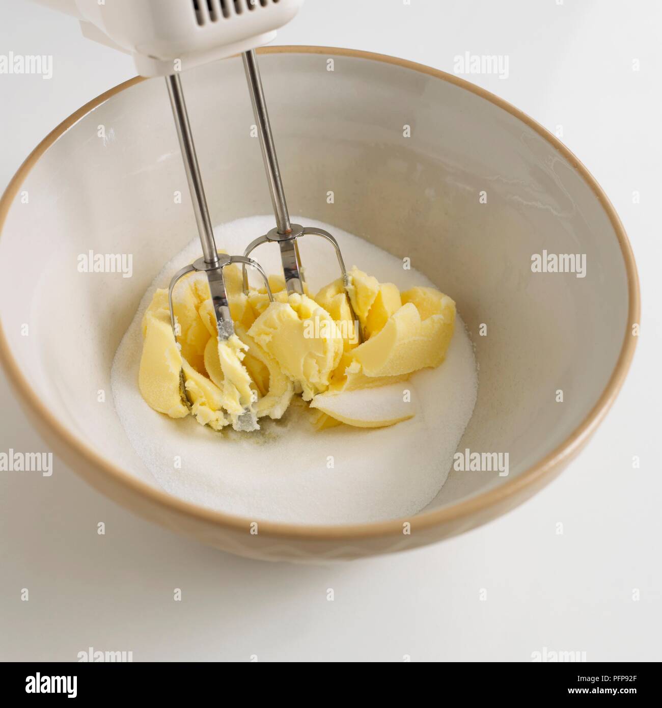 Frullino elettrico nel recipiente di miscelazione con burro e farina Foto  stock - Alamy